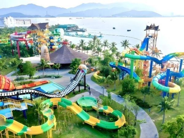 Splash Bay: Vietnam's Largest Floating Water Park